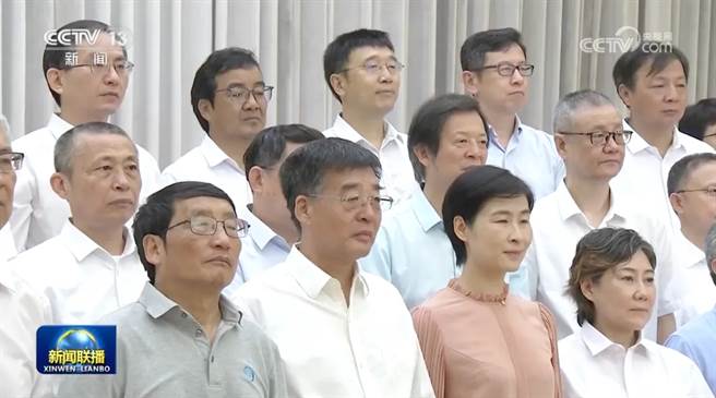 中共高層官員與57名各領域專家目前正在北戴河休假，太空人劉洋也出現在現場（前排右二）。（翻攝央視新聞）