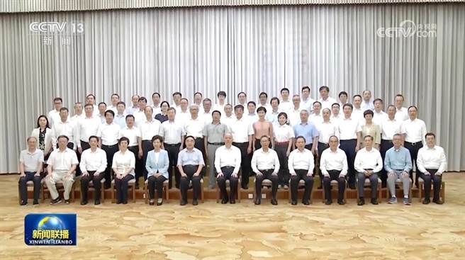 中共高層官員與57名各領域專家目前正在北戴河休假，陸媒「政知見」分析，其中有特殊重要意義。（翻攝央視新聞）