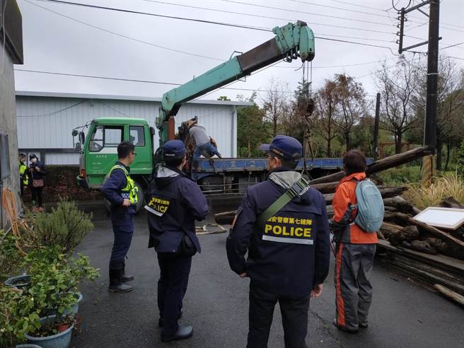 宜兰县吴姓兄弟涉嫌盗木，警方依违反森林法等罪嫌送办。（警方提供／李忠一宜兰传真）