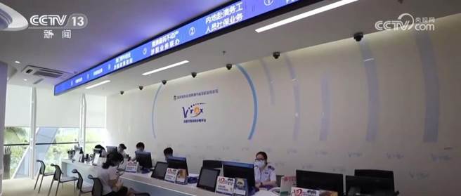 大陆推进粤港澳大湾区建设启动以来，有超过20万港澳居民在广东工作。（摘自央视网）