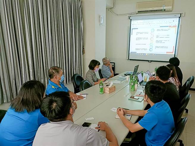 「引领数位转型应用计画」透过顾问访视辅导，协助制造业者厘清数位转型方向，找到合适的数位解决方案。（经发局提供）