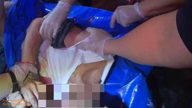 高雄杨姓男子今日凌晨因为骑车未开大灯，遭到警方拦查，杨男一见警方上前，吓得想赶紧落跑，警方惊觉有异试图拦阻杨男，没想到就在此时，杨男的裤子出卖了他，1包安非他命掉落在地。（高市苓雅分局提供／杨舒婷高雄传真）