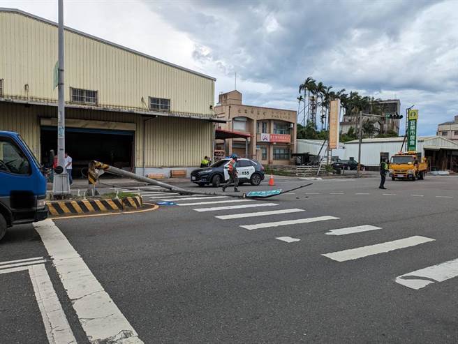 受卡努颱風影響，宜蘭市一處號誌被吹斷，所幸無人員傷亡，不過這次颱風卻讓宜蘭出現少見的焚風，溫度最高一度達攝氏36.1度。（警方提供／李忠一宜蘭傳真）