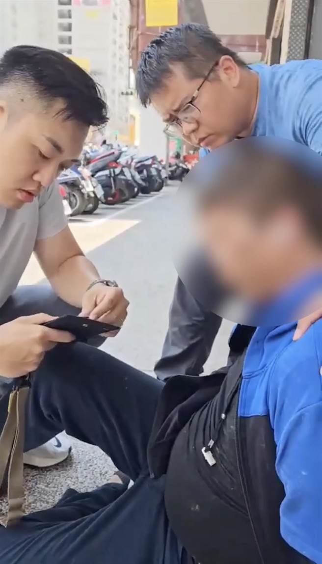 高雄警方埋伏逮捕诈团车手。（翻摄照片／崔正纲高雄传真）