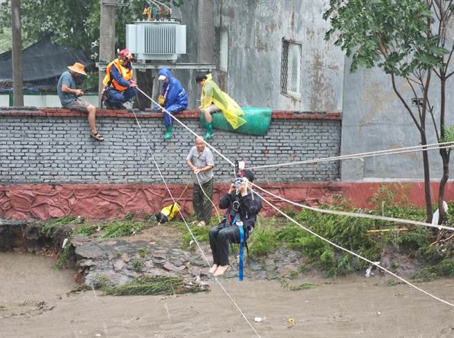 中国歷次大型水灾救援，大陆学者感嘆：当政府下令撤离民眾、民眾不听劝阻执意留守家园，常导致人员受困、救难人员牺牲。（新华社）