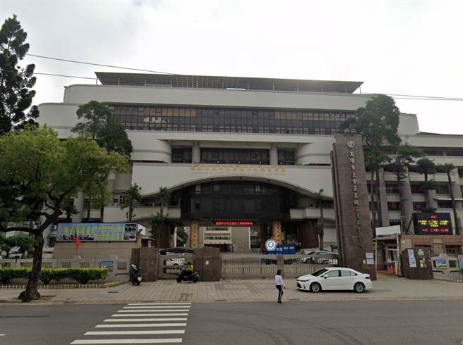 高雄29岁杨姓男子今年1、2月时潜入中正高工体育组办公室洗衣服、洗澡，离开时还「外带」泡麵，李姓教练发现后报警处理。高雄地院法官发现，杨男根本是「校园怪盗」，学生证、讲义也偷，最后依窃盗、无故侵入住宅罪各判他拘役40天和30天，均可易科罚金，可上诉。（取自GoogleMap／袁庭尧高雄传真）