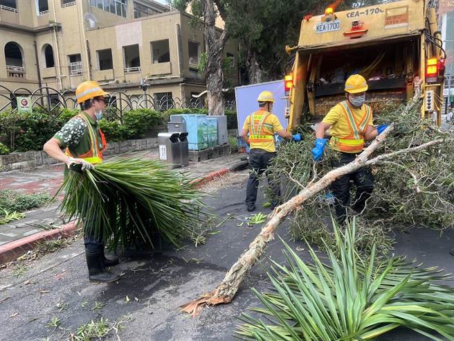 北市环保局一大清早动员4500名清洁区队人力，加强清除市区道路树枝、落叶及杂物。（北市环保局提供）
