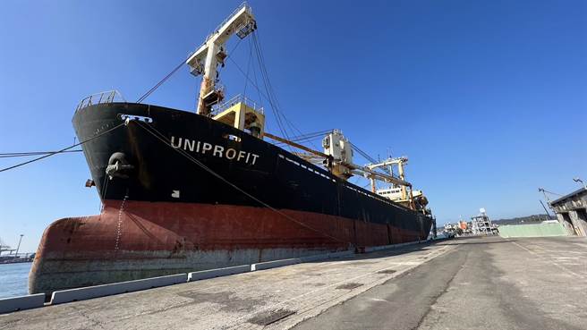 贝里斯籍联利轮「UNIPROFIT」去年3月在台东外海搁浅，脱困后被拖回高雄港。（行政执行署高雄分署／袁庭尧高雄传真）