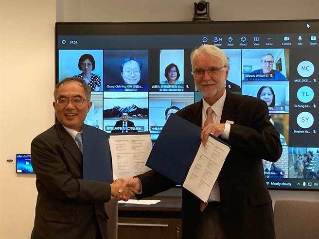台湾大学校长陈文章(左)与伊利诺大学系统总校长柯霖(右)完成双方签署的合作备忘录。(教育部提供／李侑珊台北传真)
