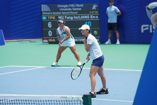 吳芳嫺(右)與梁恩碩攜手闖進網球女雙金牌戰。(大專體總提供)