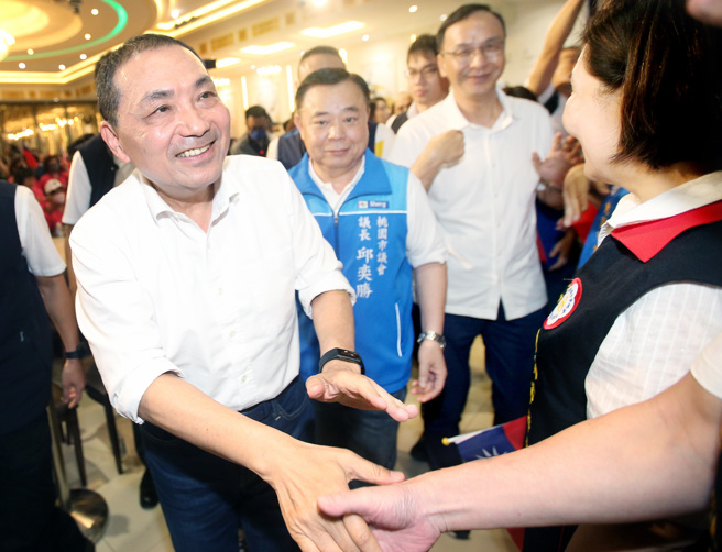 國民黨總統參選人侯友宜（左起）4日在桃園市議長邱奕勝及黨主席朱立倫陪同下，出席桃園市第6選區邱若華候選人婦女後援會成立大會，受到支持民眾熱烈歡迎。（范揚光攝）