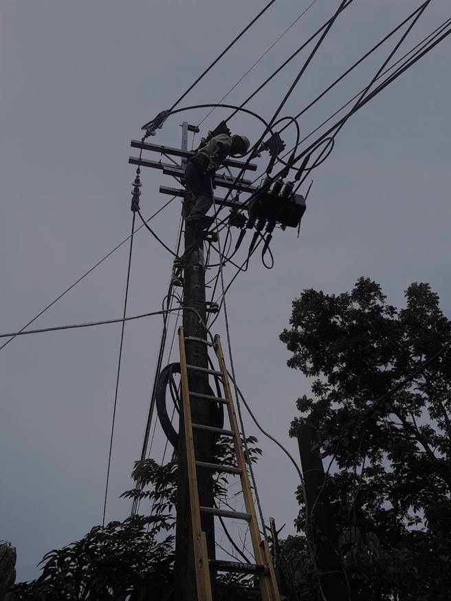 台电人员冒雨巡视线路，因部分山路狭小需徒步进行，健全线路巡视正常后，分阶段性操作復电，最后发现故障点冒着风雨抢修，更换破裂碍子后全线復电。（台电凤山区营业处提供／林雅惠高雄传真）