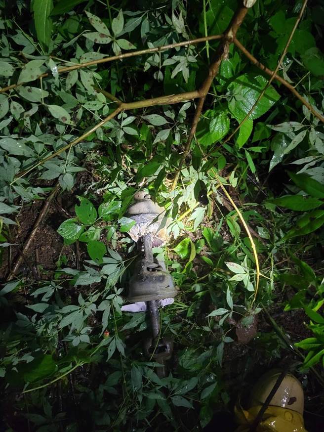 台电人员冒雨巡视线路，因部分山路狭小需徒步进行，健全线路巡视正常后，分阶段性操作復电，最后发现故障点冒着风雨抢修，更换破裂碍子后全线復电。（台电凤山区营业处提供／林雅惠高雄传真）