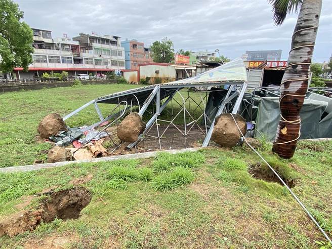 杜苏芮颱风上周挟带着强风暴雨侵袭金门，造成多处干道两侧之大型广告物严重毁损。(于家麒摄)