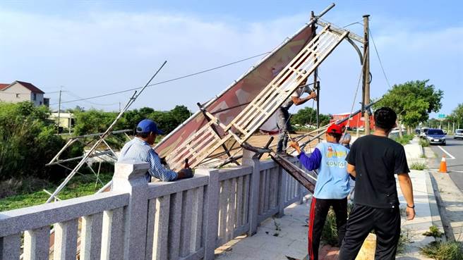 县府建设处启动巡查辅导改善机制，有公安疑虑者将先列案劝导并限期改善自行拆除。(图／金门县政府提供)
