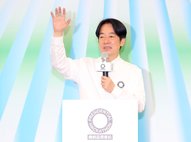 副总统赖清德4日出席「2023总统杯黑客松工作坊暨黑客小聚」活动，致词表示期许台湾在未来开放政府资讯与保护隐私权上要兼顾，台湾是个小国，但要从电脑硬体制造大国迈向数位时代的软体大国，要有这样的企图心成为资讯应用的大国，对未来在国际的竞争力上是很有帮助的。（郑任南摄）