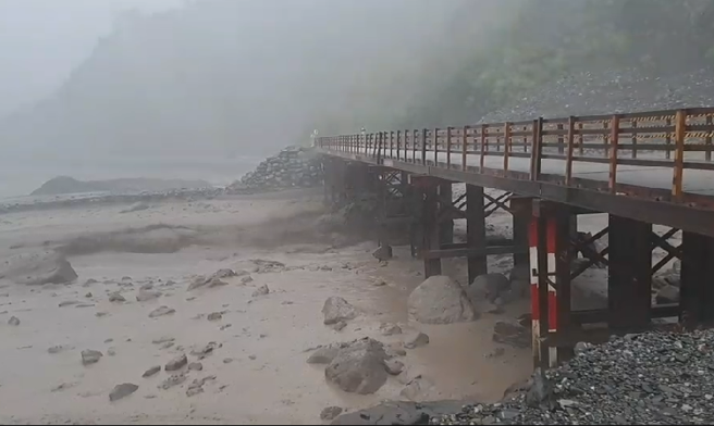 巨石沖毀南橫明霸克露橋鋼便橋，桃源3里交通中斷。(高雄市原民會提供/林雅惠翻攝)