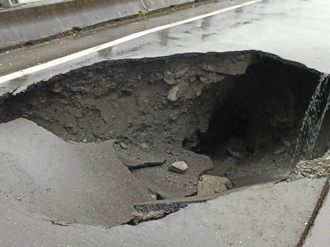 桃源区復兴里往梅兰明隧道方向有道路塌陷。(高雄市原民会提供/林雅惠翻摄)