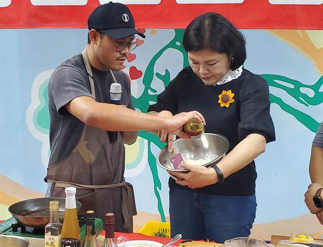 创世基金会斗六院4日邀请云林县飞雀餐桌主办人谢宜澄（左）担任一日主厨、县长张丽善（右）担任助手，为林村寿老先生办一桌菜庆祝父亲节及生日。（周丽兰摄）