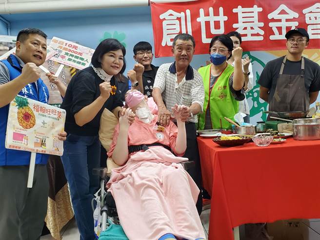 77岁林村寿老先生（右三）第一次过父亲节显得十分开心。（周丽兰摄）