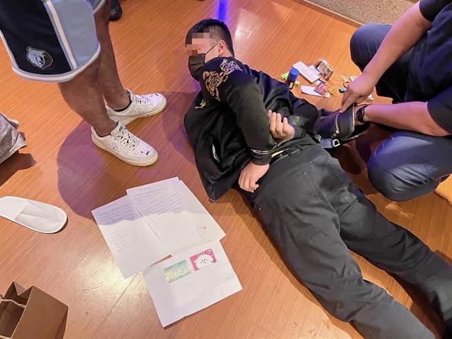 江姓車手依約前來取簿，當場被埋伏警員上銬逮捕，現場查扣大批證物。（板橋警分局提供）