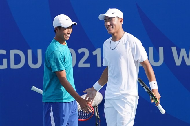 許育修(右)跟黃琮豪攜手闖進男雙金牌戰。(大專體總提供)