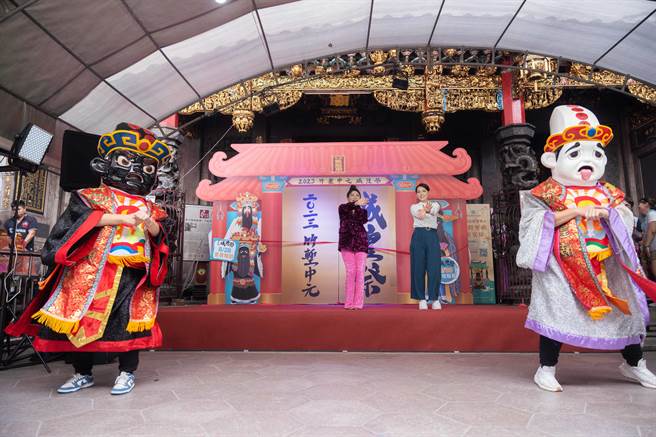 新竹市長高虹安與藝人王彩樺、Q版神偶同台大跳保庇舞，為活動拉開序幕。（王惠慧攝）