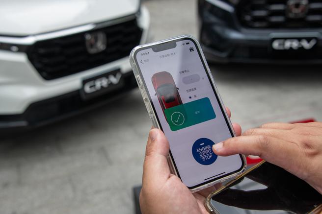 車主可以《Honda Connect Taiwan》APP掌握車輛資訊及遙控功能。（陳大任攝）