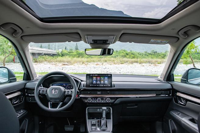 儀表控台開闊大氣，配置10.2吋儀表、9吋中控螢幕及BOSE音響（附12具揚聲器）。（陳大任攝）