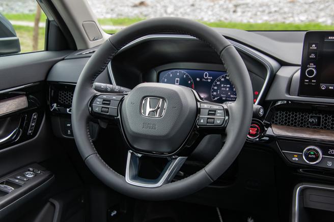 多功能方向盤提供方便的操控。（陳大任攝）