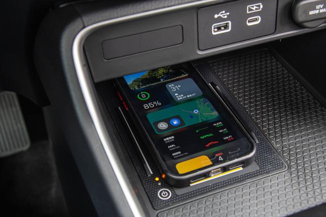 無線充電速度較前款提升2-3倍。（陳大任攝）