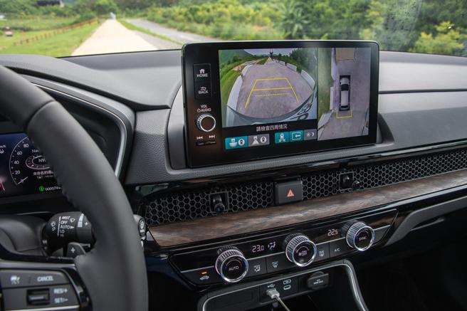 360 度全景停車輔助。（陳大任攝）