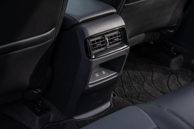 後座出風口下方有充電插孔。（陳大任攝）