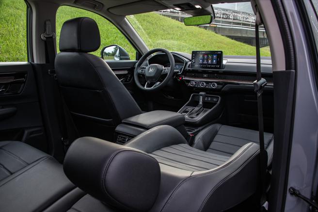 前座椅可向後傾倒幾乎打平。（陳大任攝）