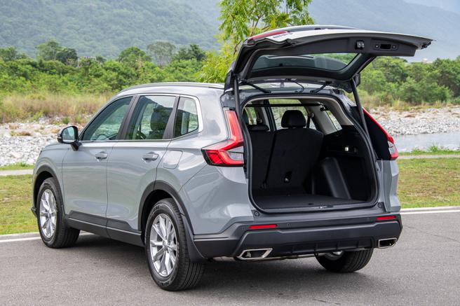 電動尾門具腳踢啟閉功能。（陳大任攝）