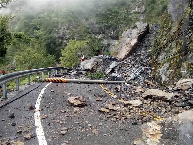 台8線許多路段路樹倒塌壓倒電線、電桿，造成大梨山停電事故，台電目前積極派員搶修。（台電提供)