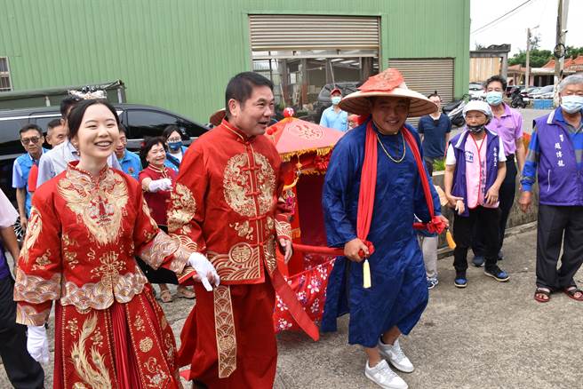 苗栗县长锺东锦3日客串成新郎祝贺后龙镇秀水社区关怀据点启用。（谢明俊摄）