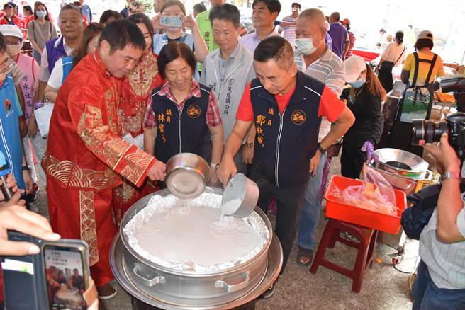 苗栗县长锺东锦3日参加后龙镇秀水社区关怀据点启用，学做九层粄。（谢明俊摄）