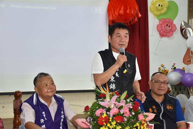 苗栗县长锺东锦3日参加后龙镇秀水社区关怀据点启用，期望年底能发放敬老金3千元。（谢明俊摄）