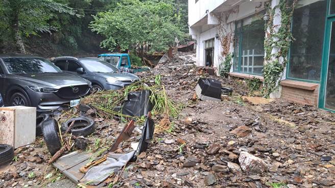 都达部落4邻附近的山沟遭土石流堵住，造成土石流衝进部落住家庭院，来不及移动的车辆车则遭土石流波及。（民眾提供／杨静茹南投传真）