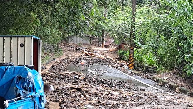 都达部落4邻附近的山沟遭土石流堵住，造成土石流衝上投85线道路上，住户也跟着遭殃。（民眾提供／杨静茹南投传真）