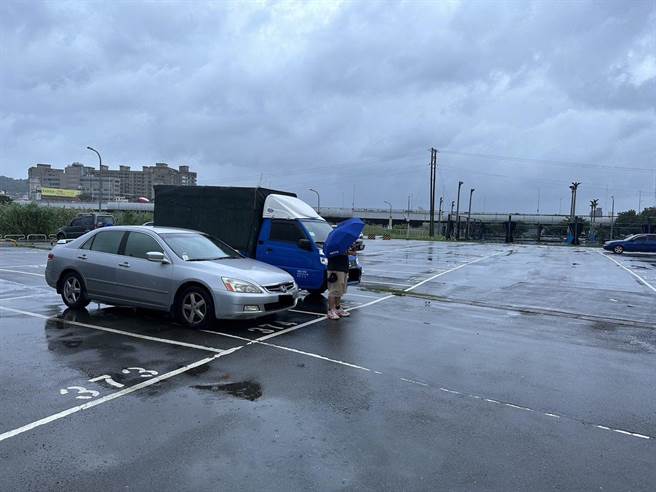 台北市政府2日下午4时宣布实施疏散门只出不进管制防汛新政策，并于4小时后开始拖吊堤外车辆，拖吊汽车154辆、机车183辆，合计337辆。（台北市停管处提供／刘彦宜台北传真）