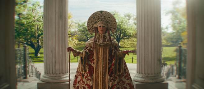「尖叫女王」洁美李蔻蒂斯在《幽灵公馆》中饰演灵媒。（迪士尼提供）