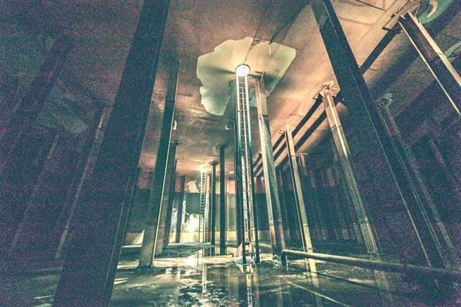 新竹市東區建功高中旁4座直徑33公尺，高7.5公尺的二戰地下油槽遺跡，地方文化團體要求保存。圖為2013年拍攝的地下油庫。（竹掃把行動聯盟提供／王惠慧新竹傳真）