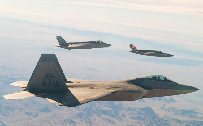 美国空军F-22和F-35A隐形战机与XQ-58A「女武神」（Valkyrie）无人战机编队飞行的画面。（美国空军）