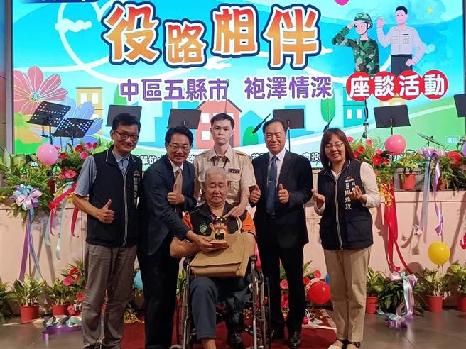 内政部政务次长吴容辉表示，为了关怀服兵役不幸因公受伤人员，政府除每年3节发给慰问金及生活安养津贴。（陈淑娥摄）