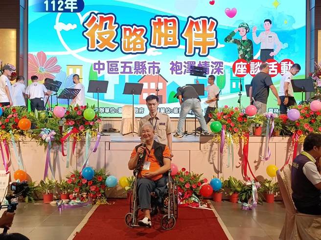 中国医大药学系毕业的替代役男萧敬民，照顾因公受伤的退役国军李明春。（陈淑娥摄）