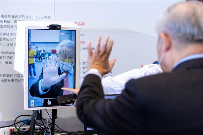 「AR穴位解析-岐黄妙诀」透过扩增实境技术与人工智慧技术，辨认脸部及手部穴道。(图／金门大学提供)