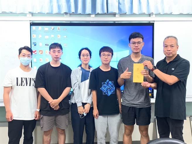 「AR穴位解析-岐黄妙诀」是由金大三年级学生魏仲彦、徐伯元、庄汶娟、李韦德所合作设计。(图／金门大学提供)