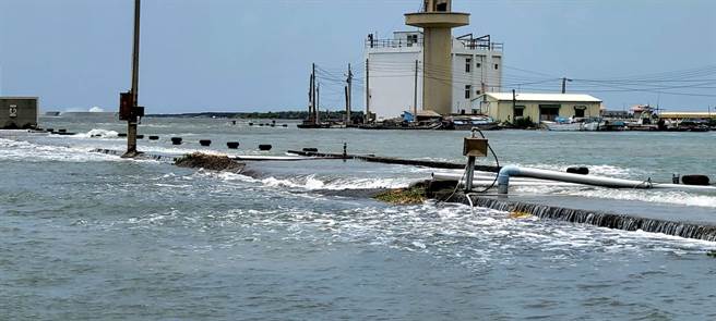 受到「超级蓝月」天文大潮影响，云林县口湖乡箔子寮渔港因海水倒灌而一片汪洋。（口湖乡长李龙飞提供）